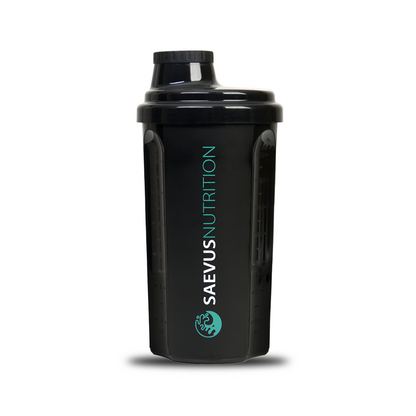 <img src=”saevusnutritionshakebekermetopdruk.jpg” alt=”Shakebeker Saevus Nutrition met opdruk en schaduw”>